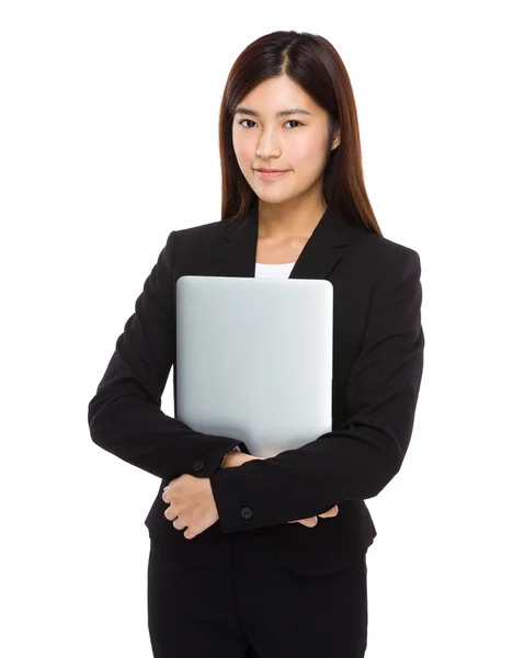 Affärskvinna anläggning laptop — Stockfoto