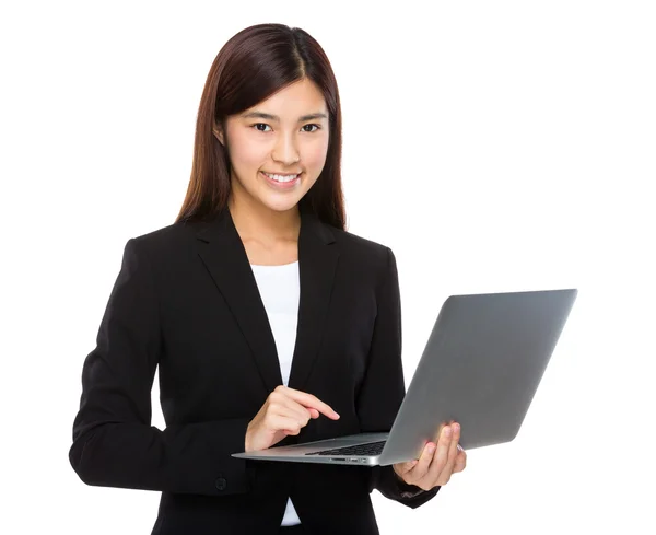 Mujer de negocios usando computadora portátil — Foto de Stock