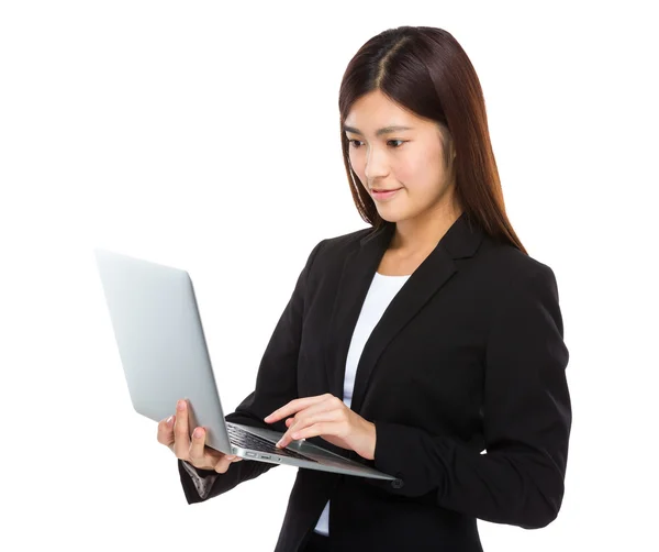 Mujer de negocios usando computadora portátil — Foto de Stock