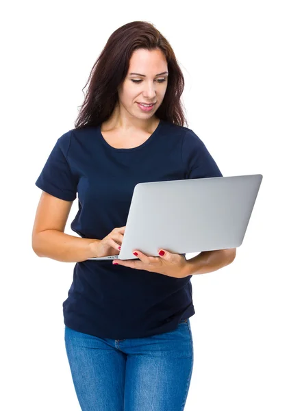 Frau benutzte Laptop — Stockfoto