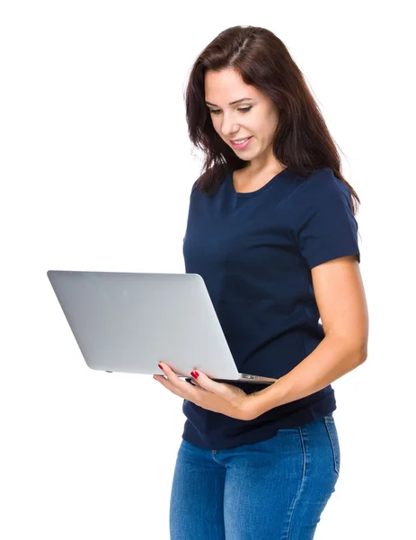 Mulher usando computador portátil — Fotografia de Stock