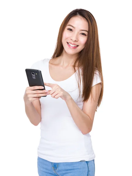 Woman using mobile phone — Stock Photo, Image