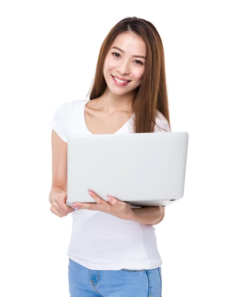 Vrouw met laptop computer — Stockfoto