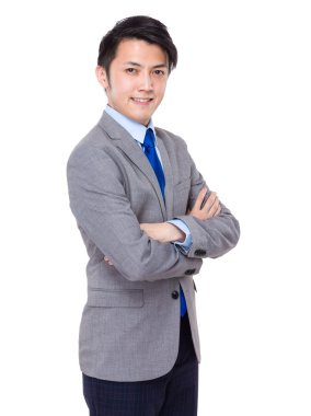 Kolları bağlı, kendinden emin bir iş adamı.