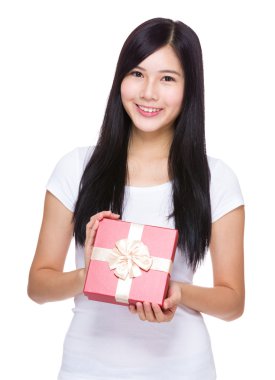Kırmızı hediye kutusu olan kadın.