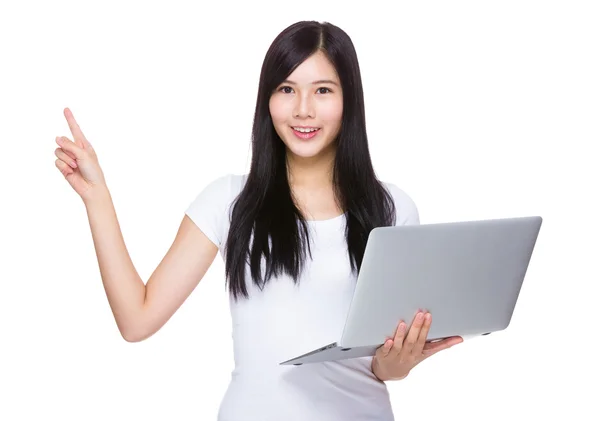 Young woman with laptop computer — Stock Photo, Image