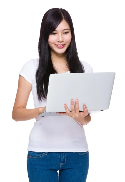 Young woman using laptop computer — Stock Photo, Image