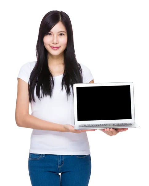 Mujer mostrando la pantalla en blanco de la computadora portátil —  Fotos de Stock