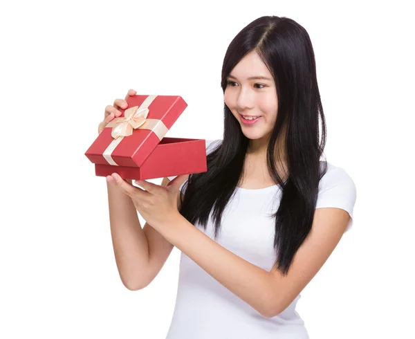 Donna guardando scatola regalo — Foto Stock