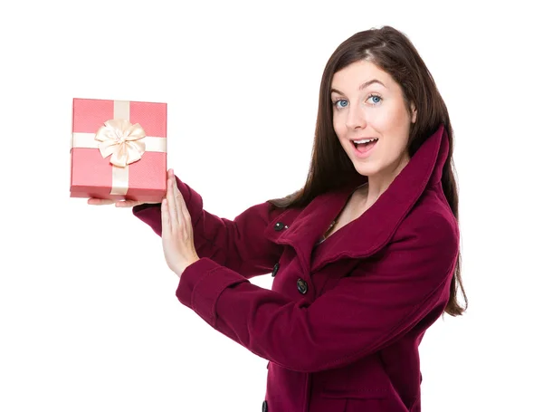 Γυναίκα με κόκκινο κουτί δώρου — Φωτογραφία Αρχείου