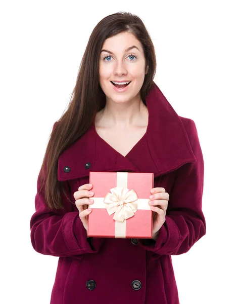 Žena s červenou dárkovou krabičkou — Stock fotografie
