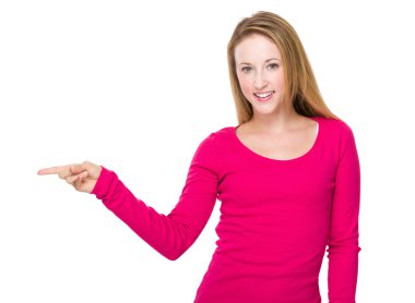 parmak işareti bir yana olan kadın