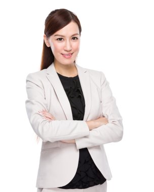 Kollarını kavuşturmuş genç bir iş kadını