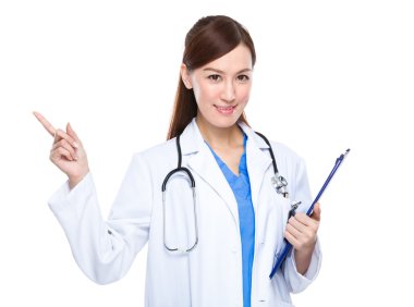 Dosyası olan kadın doktor.