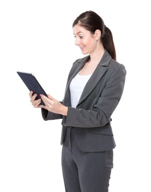 Dijital tablet kullanan iş kadını