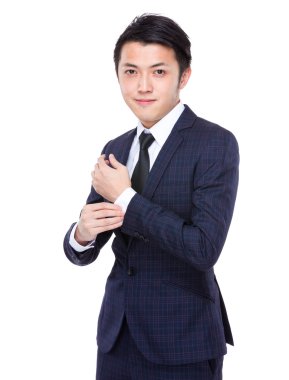 İşadamı onun kol düğmeleri ayarlama