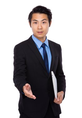 Dizüstü bilgisayar ve karşılıklı iş adamı