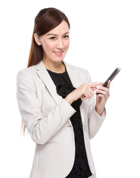 Geschäftsfrau benutzt Handy — Stockfoto