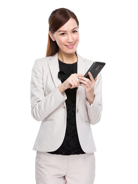 Mujer de negocios utilizando el teléfono celular — Foto de Stock