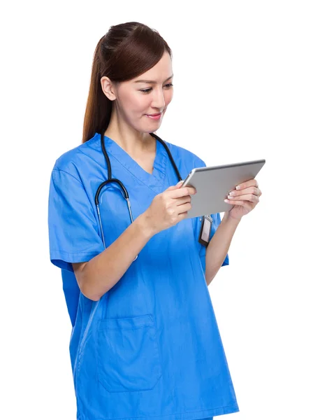 Médico femenino con tableta digital — Foto de Stock