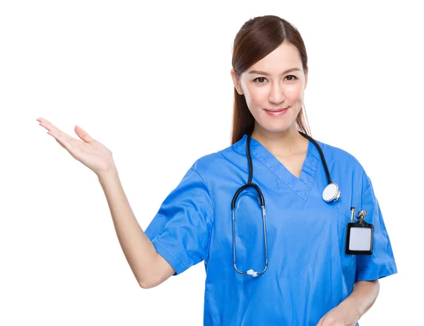 Médico femenino con mano presente —  Fotos de Stock