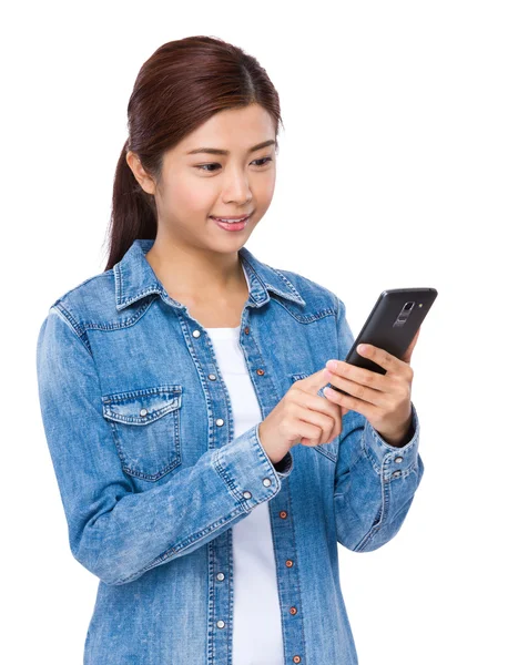 Mujer usando teléfono móvil —  Fotos de Stock