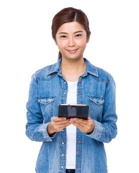 Donna che utilizza tablet digitale — Foto Stock