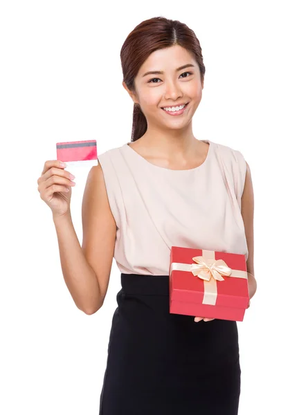 Woman with gift box and credit card — Stock Photo, Image