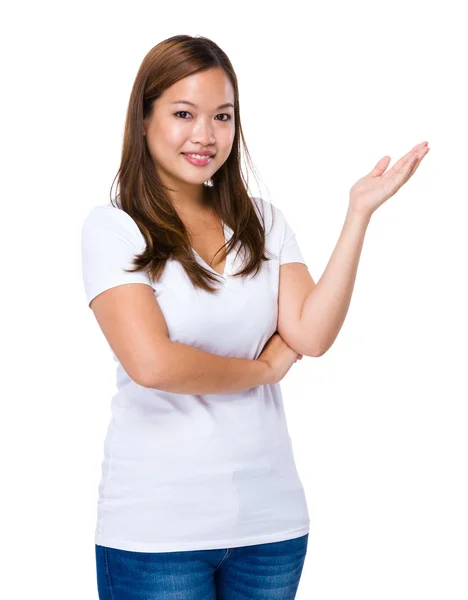 Mujer con mano presente —  Fotos de Stock