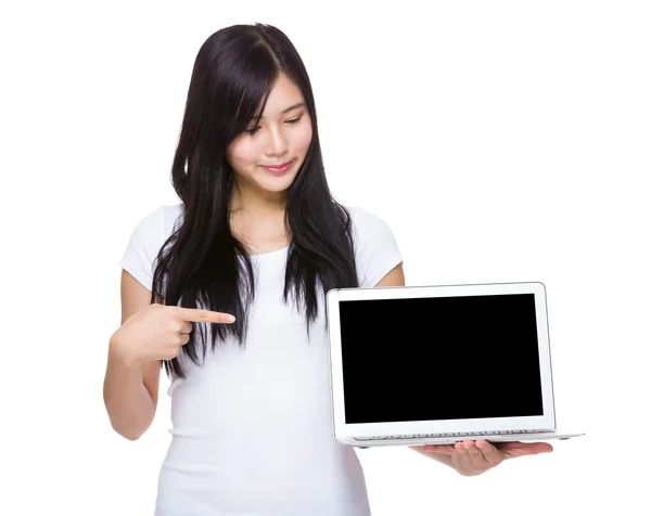 Donna con punta di dito al computer portatile — Foto Stock