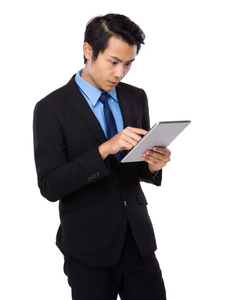 Бизнесмен с помощью цифрового планшета — стоковое фото