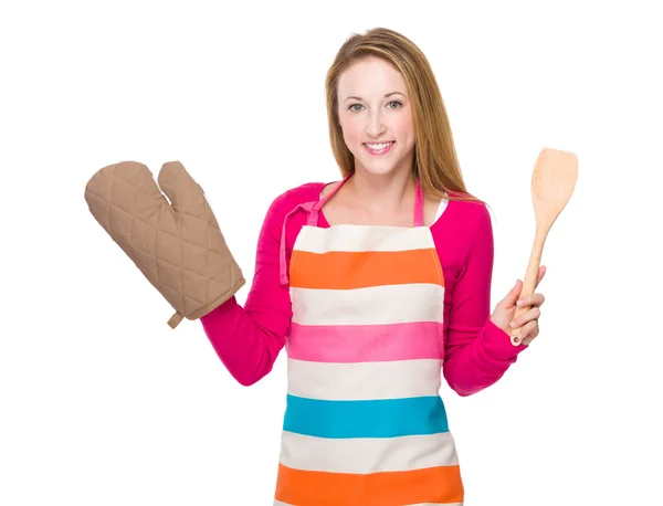 Femme au foyer avec gants et spatule — Photo
