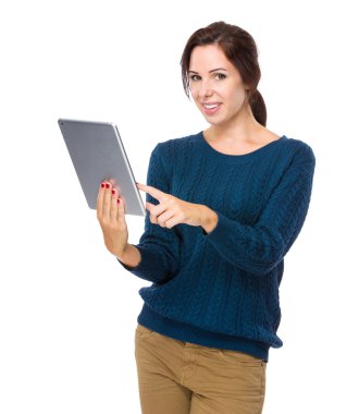 dijital tablet kullanan kadın