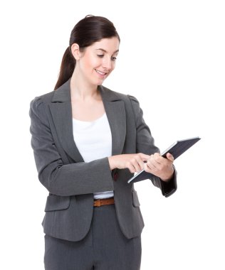 Dijital tablet kullanan iş kadını