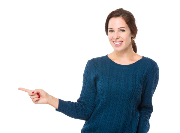 Kvinna med finger peka åt sidan — Stockfoto