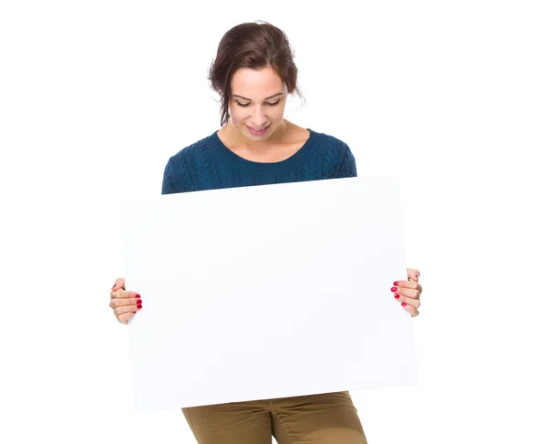 Γυναίκα που ψάχνει στο λευκό πλακάτ — Φωτογραφία Αρχείου