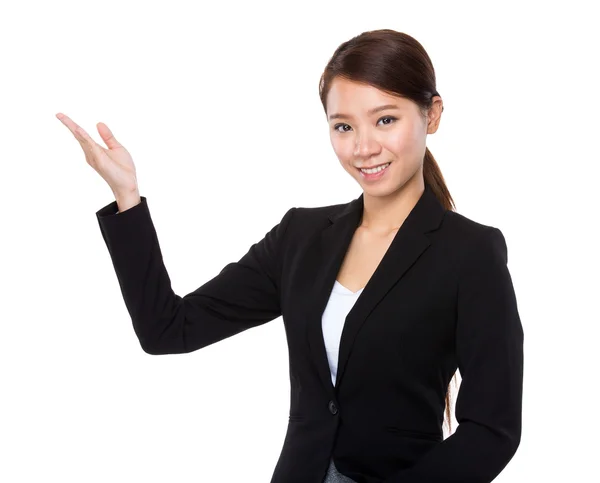 Businesswoman with hand present — Stock Photo, Image