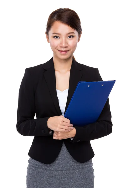 Mujer de negocios con portapapeles — Foto de Stock