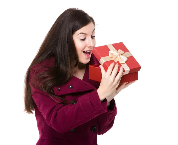 Donna guardando scatola regalo — Foto Stock