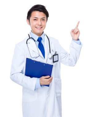 Asyalı doktor ile klasör ve parmak noktası