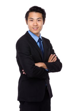 Kolları bağlı, kendinden emin bir iş adamı.