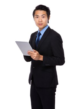 Dijital tablet kullanan işadamı