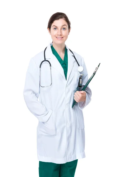 Женщина-врач с планшетом — стоковое фото