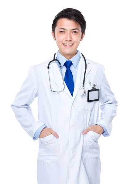 Jonge mannelijke arts met een stethoscoop — Stockfoto