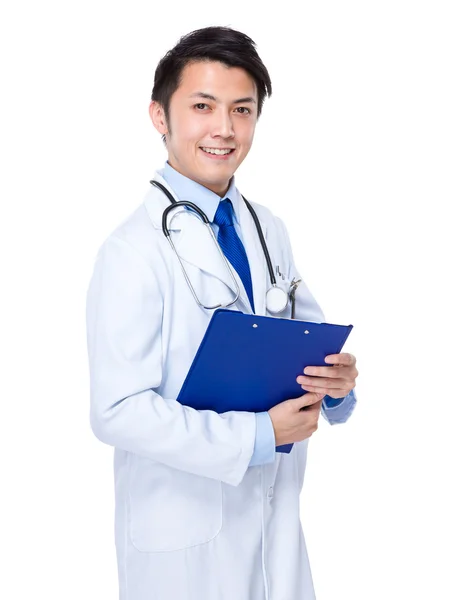 Manliga läkare med Urklipp — Stockfoto