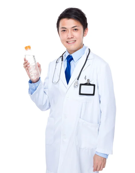 Homme médecin avec bouteille d'eau — Photo