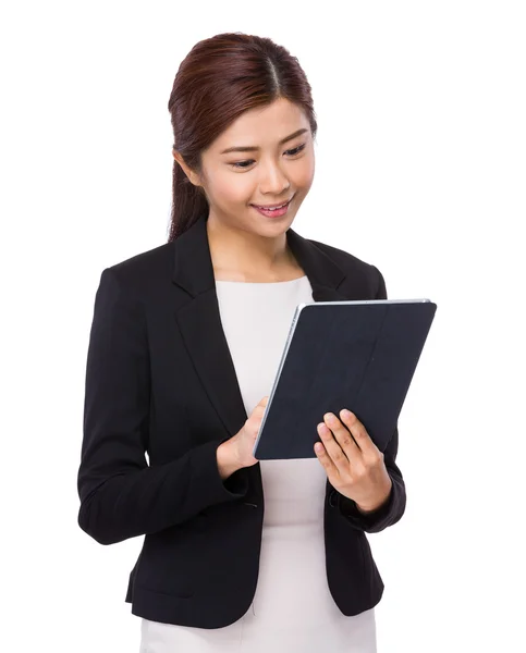 Geschäftsfrau Verwendung tablet — Stock fotografie
