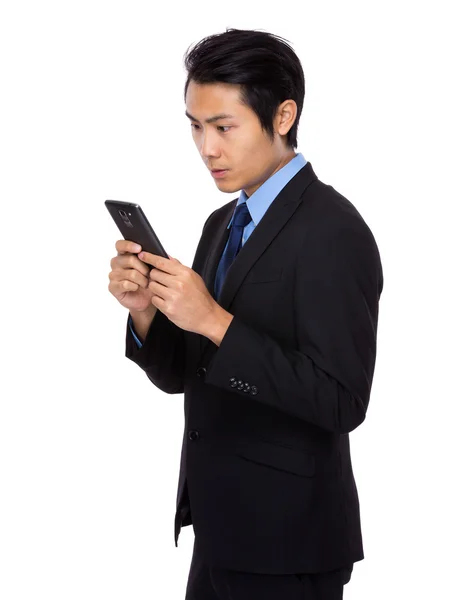 Бизнесмен, использующий мобильный телефон — стоковое фото