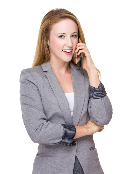 Podnikatelka mluví na mobilním telefonu — Stock fotografie