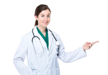 Doktor ile parmak işareti bir yana